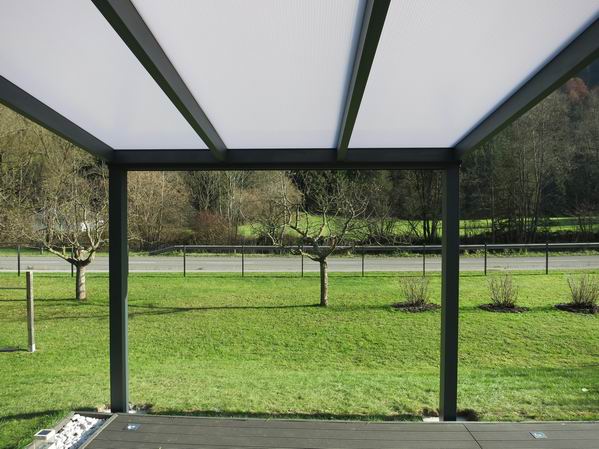 Kunsstoffeindeckung mit integriertem Sonnenschutz