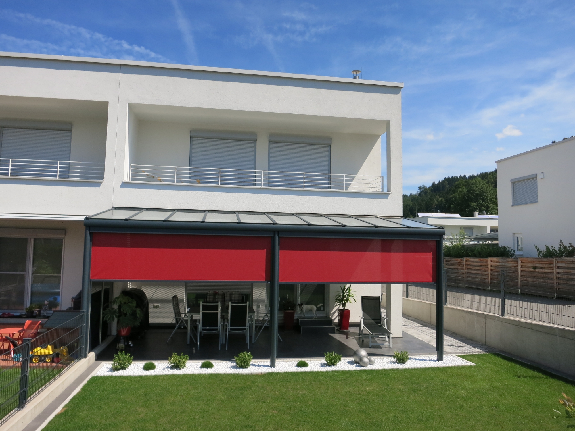 Terrassendach mit Kunsstoffeindeckung und vertikalem Sonnenschutz