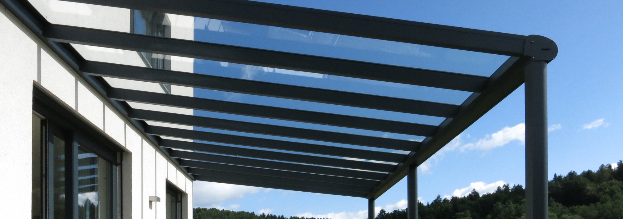 Terrassenüberdachung mit Glaseindeckung in Anthrazit