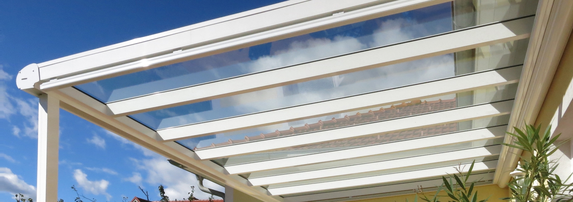 Terrassendach mit Glaseindeckung in Weiss
